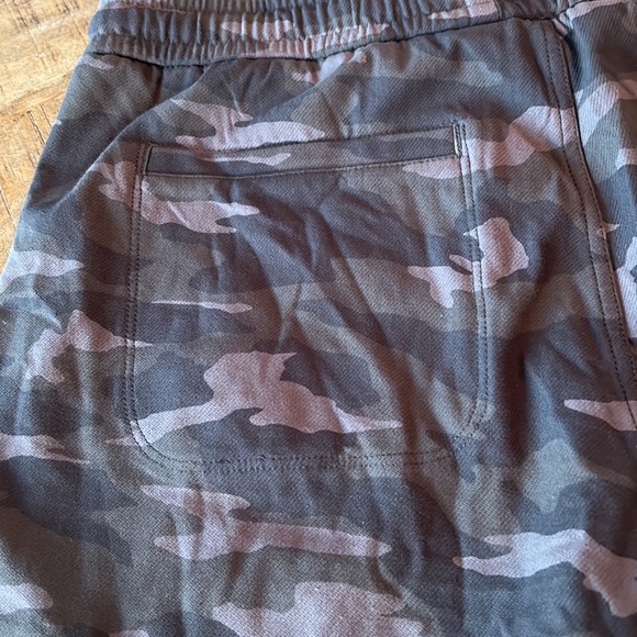 NWOT Athleta Camo Farallon Short, Olive Camo - Picture 8 of 10